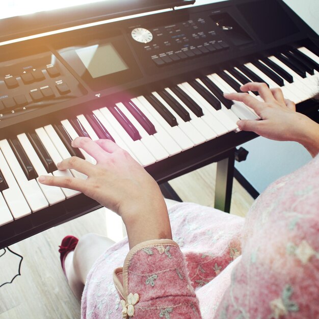 high angle view woman playing piano 1048944 8035465